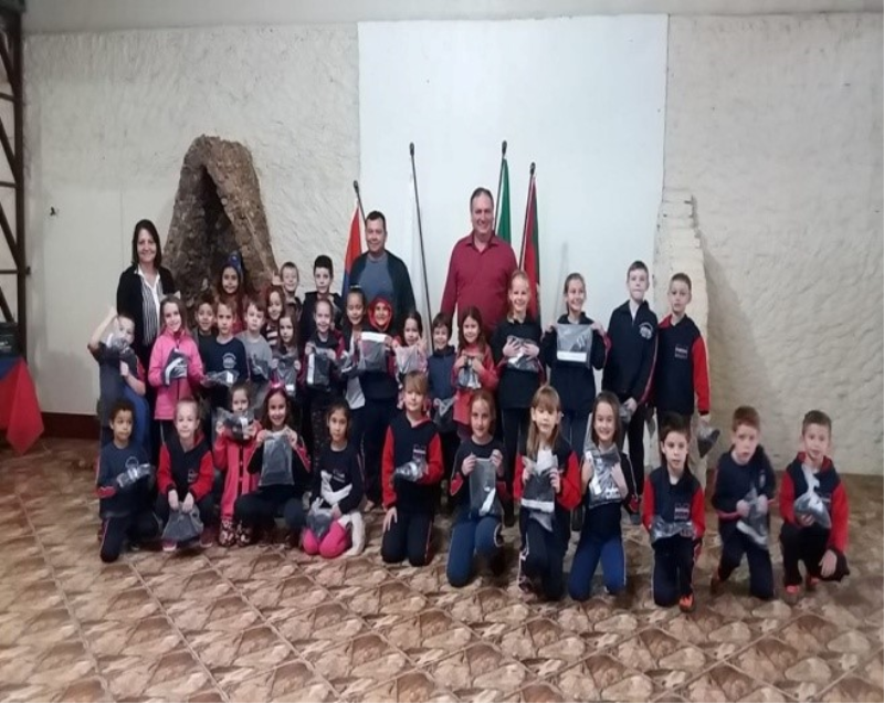  UNIFORME PARA OS ALUNOS DAS ESCOLAS MUNICIPAIS